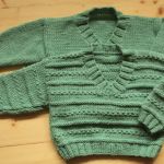 Sweterki dla bliźniaków - sweterek na drutach