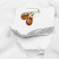 Kolczyki z kwarcem naturalnym.