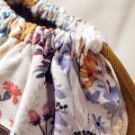 Welurowy workoplecak w kwiaty ecru - 