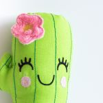 Kwiatek dla dziewczynki - różowy - 20 cm - Uszyty z bawełny. Haftowany maszynowo. Kwiatek ma z minky i filcu - mocowany haftem wewnątrz kwiatka, więc nie odpadnie!