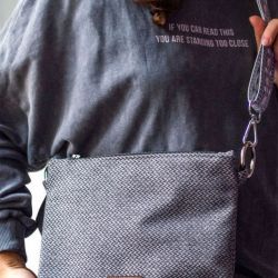 Kopertówka z szarej plecionki na kolorowym pasku