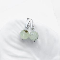 Klasyczne kolczyki w kolorze srebrnym z Frenitem