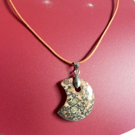 Ochronny jaspis lamparci, delikatny wisiork na rzemieniu