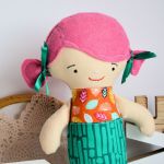 Syrenka - lalka - 30 cm - Ewa - Uszyłam ją z bawełny: kremowej, pomarańczowej w kolorowe listki i morską we wzorek