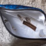 Błyszcząca szara nerka z granatową klapą w róże - 