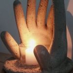Świecznik z dłońmi , beton - 