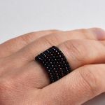 Pierścionek koralikowy czarno-bordowy - pierścionek na prezent