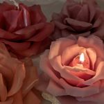 Świeca kwiat róży lepiona z wosku pszczelego - Paląca się świeca