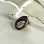 Elegancki drewniany pierścionek z peridotem - biżuteria z drewna
