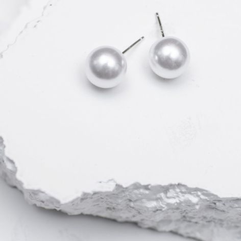 Klasyczne kolczyki z imitacji pereł.