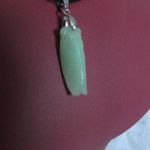 Cykada z jasno zielonego jadeitu, wisiorek na łańcuszku lub sznureczku - 