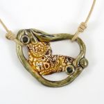 Beżowy wisior ceramiczny - oryginalna biżuteria, biżuteria boho, unikatowa biżuteria handmade,