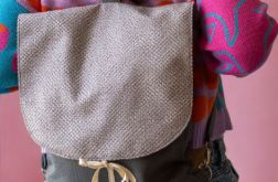 Szary plecak z klapą