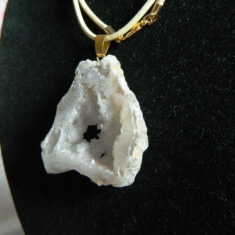 Biały matowy kwarc w złocie, druzy, oryginalny wisiorek