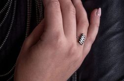 Rockowy designerski pierścionek