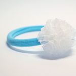 Błękitna opaska elastyczna biały Pomponik - Pomponik dla dziewczynki