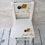 białe krzesełko z oparciem kotek - mebelki dla dziecka ręcznie malowane