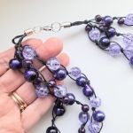 Fioletowy naszyjnik z koralików i sznurka - 