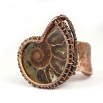 Miedziany pierścionek ze skamieliną ammonitu - szeroka obrączka ze skamieliną