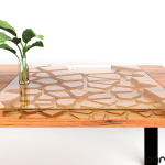 Stolik kawowy z wzorem popękanej pustynii - Hartowana szyba pozwala nie tylko na możliwość dotknięcia powierzchni pod nią, ale też sprawia że stół jest bardziej użytkowy