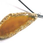 Bursztynowo-żółty agat, nieregularny plaster, wisiorek na rzemyku - 