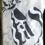 Czarno-białe koty na jedwabiu, chusta ręcznie malowana - Duża jedwabna malowana chusta Czarno-białe koty