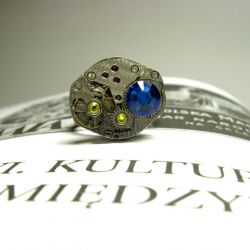 Pierścionek z Niebieskim i Żółtymi  kryształkami Swarovskiego w stylu SteamPunk - SteamPunkArt