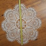 serwetka szydełkowa biała z srebrną nitką - serwetka na szydełku