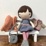 Lalka szydełkowa zdejmowany beret sweterek  - Lalka z ubrankami