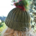 Oliwkowa czapka z kolorowym pomponem - ciepła zimowa czapka