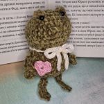 Pluszowa żabka walentynka amigurumi - Serduszko