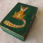 Pudełko malowane średnie - Kot w zieleni - półprofil