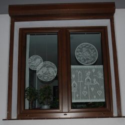 Ptaszki w oknie - zestaw dekoracyjny na okno, rękodzieło na szydełku