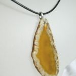 Bursztynowo-żółty agat, nieregularny plaster, wisiorek na rzemyku - 
