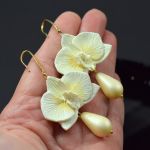 Kolczyki orchidee ze szklaną kroplą - kremowo-złote - kremowe kolczyki orchidee
