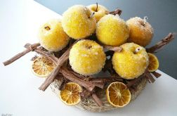 Żółte jabłka z plastrami pomarańczy