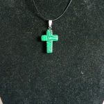 Krzyżyk z zielonego malachitu, wisiorek krzyżyk, uniseks - 