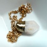 Naturalny energetyczny matowy kwarc, wisiorek w złotej oprawie - 