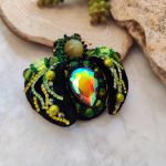 Ekskluzywna broszka handmade – unikatowy akcent w Twojej stylizacji. - Haftowana ręcznie koralikami, kryształkami i perełkami – dopracowana w każdym detalu.