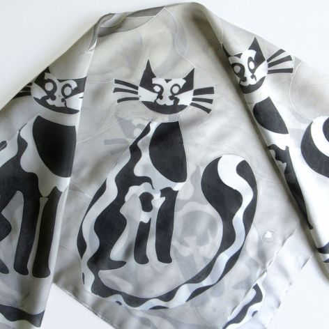 Czarno-białe koty na jedwabiu, chusta ręcznie malowana