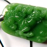 Jadeit chiński zielony, rzeźbiony wisiorek - null