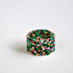 Pierścionek koralikowy zielony melanż - pierścionek obrączka