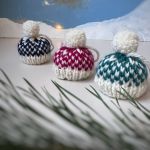 OZDOBY CHOINKOWE, DEKORACJE ŚWIĄTECZNE, 3 SZT - OZDOBY CHOINKOWE, DEKORACJE ŚWIĄTECZNE, MINI-CZAPECZKI Z WŁÓCZKI, ZESTAW 3 SZT.