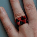 Pierścionek czarno-czerwony - pierścionek na prezent