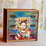 Artystyczna komoda z motywem Fridy Kahlo – kolorowy klimat, do salonu lub sypialni - 
