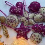 Dekoracja świąteczna z filcu z ozdobnym haftem (001) - Zestaw ozdób świątecznych - szary melanż/purpura