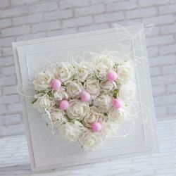 Białe róże, różowe perły, serce