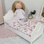 Białe łóżko dla lalki lub misia - dwukolorowa pościel