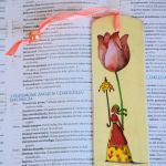 Zakładka do książki - Tulipanna - Tym razem bazą zakładki książki jest drewno.  Ozdobiliśmy go metodą decoupage - małymi Tulipannami, czyli panienkami z tulipanami - z obu stron