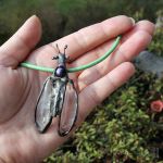 Bladoskrzydła - wisior z owadem